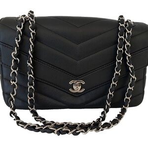 Chanel Black Chevron Quilt Leather Classic Medium Flap Bag